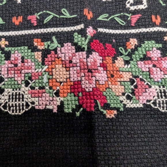 Handmade Cross stitch. Vintage. Has never been framed. Lace, Ribbon, floral. - Picture 3 of 6